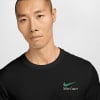 Ein Mann in einem schwarzen T-Shirt mit Nike Court Logo.