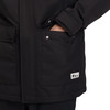 Detail einer schwarzen Jacke mit einer Tasche, in die eine Hand hineingesteckt ist.