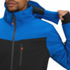 Ein Mann in einer blauen Jacke mit schwarzen Einsätzen und orangen Details passt die Kapuze an.