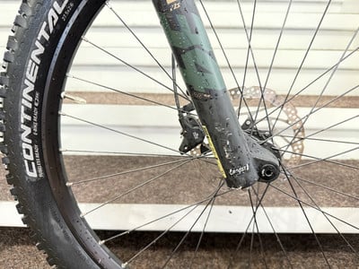 Detail der Vordergabel und des Rades eines Mountainbikes mit Scheibenbremse. Detail der Vordergabel und des Rades eines Mountainbikes mit Scheibenbremse.