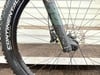 Detail der Vordergabel und des Rades eines Mountainbikes mit Scheibenbremse.