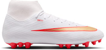 Weiße Nike Fußballschuhe mit rotem und goldenem Logo und roter Sohle.