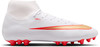 Weiße Nike Fußballschuhe mit rotem und goldenem Logo und roter Sohle.