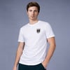 Ein Mann in einem weißen T-Shirt mit österreichischem Wappen und Fußball.