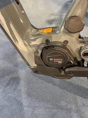 Detail eines E-Bike-Rahmens mit Bosch Performance CX Antrieb. Detail eines E-Bike-Rahmens mit Bosch Performance CX Antrieb.