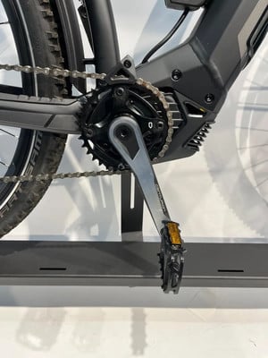 Detail eines Elektrofahrrads mit Kette, Kurbel und Pedal. Detail eines Elektrofahrrads mit Kette, Kurbel und Pedal.