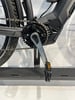 Detail eines Elektrofahrrads mit Kette, Kurbel und Pedal.