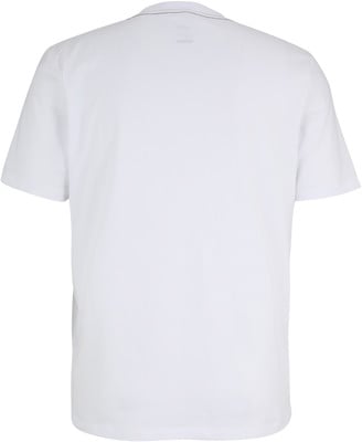 Weißes T-Shirt mit kurzen Ärmeln und kleinem Logo im Nacken. Weißes T-Shirt mit kurzen Ärmeln und kleinem Logo im Nacken.