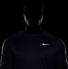 Mann in schwarzem Nike-Shirt mit reflektierenden Elementen an den Ärmeln.