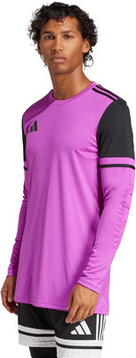Ein Mann in einem lila Langarmshirt mit schwarzen Streifen an den Ärmeln.