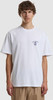 Ein Mann in einem weißen T-Shirt mit kleinem blauen Aufdruck und beige Shorts.