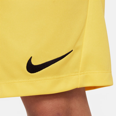 Gelbe Shorts mit schwarzem Nike-Logo.