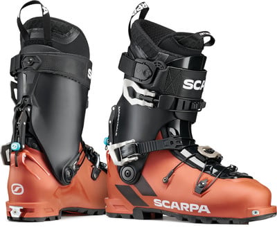 Blick auf orangefarbene Skischuhe mit schwarzen Elementen und SCARPA-Logos. Blick auf orangefarbene Skischuhe mit schwarzen Elementen und SCARPA-Logos.