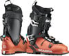 Blick auf orangefarbene Skischuhe mit schwarzen Elementen und SCARPA-Logos.