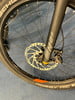 Vorderreifen eines Mountainbikes mit Scheibenbremse und Federgabel.