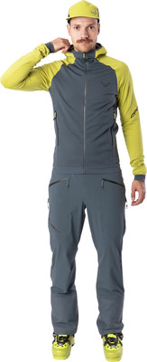 Ein Mann in einer gelben Mütze und einer dunkelgrauen Jacke mit gelben Ärmeln und Hose. Ein Mann in einer gelben Mütze und einer dunkelgrauen Jacke mit gelben Ärmeln und Hose.