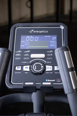 Displej eliptického trenažéru Energetics ukazuje čas, rychlost, vzdálenost a tep. Displej eliptického trenažéru Energetics ukazuje čas, rychlost, vzdálenost a tep.