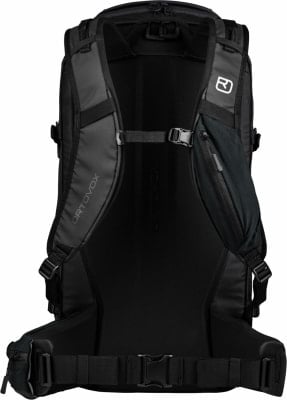 Rückansicht eines schwarzen Rucksacks mit ORTOVOX-Logo und verstellbaren Trägern. Rückansicht eines schwarzen Rucksacks mit ORTOVOX-Logo und verstellbaren Trägern.