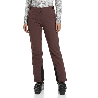 Damen-Skihose in Braun mit schwarzen Details und Skischuhen. Damen-Skihose in Braun mit schwarzen Details und Skischuhen.