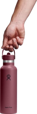 Eine Hand hält eine weinrote Hydro Flask Flasche mit Logo und Tragegriff. Eine Hand hält eine weinrote Hydro Flask Flasche mit Logo und Tragegriff.