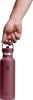 Eine Hand hält eine weinrote Hydro Flask Flasche mit Logo und Tragegriff.