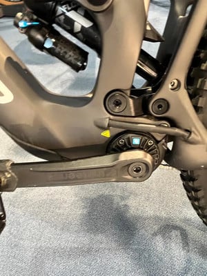 Detail des Hinterrads eines Mountainbikes mit Dämpfer und Kurbel. Detail des Hinterrads eines Mountainbikes mit Dämpfer und Kurbel.
