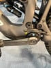 Detail des Hinterrads eines Mountainbikes mit Dämpfer und Kurbel.