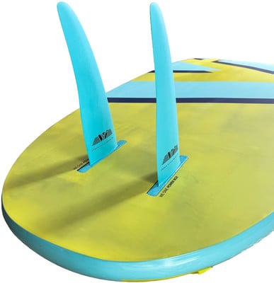 Zwei hellblaue Finnen auf einem gelb-blauen Paddleboard. Zwei hellblaue Finnen auf einem gelb-blauen Paddleboard.