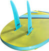 Zwei hellblaue Finnen auf einem gelb-blauen Paddleboard.