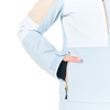 Detail einer Jacke mit Tasche und Reißverschluss, "DRYPLAY"-Schriftzug am Ärmel.