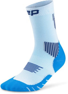 Hellblaue Sportsocke mit dunkelblauen Streifen und Logo. Hellblaue Sportsocke mit dunkelblauen Streifen und Logo.