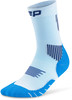 Hellblaue Sportsocke mit dunkelblauen Streifen und Logo.