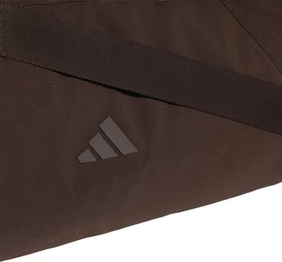 Brauner Stoff mit Adidas-Logo und Gurt. Brauner Stoff mit Adidas-Logo und Gurt.