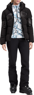 Eine Frau in einer schwarzen Daunenjacke, Skihose und Skischuhen. Eine Frau in einer schwarzen Daunenjacke, Skihose und Skischuhen.