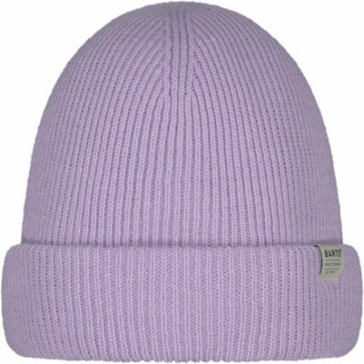 Eine lila Rippstrickmütze mit Umschlag und kleinem Etikett.