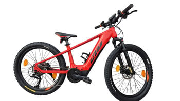 Ein rotes KTM E-Bike mit schwarzen Rädern und Dämpfern, auf weißem Hintergrund.