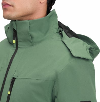 Detail einer grünen Herrenjacke mit hohem Kragen und Kapuze.
