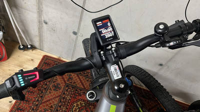 Ein E-Bike-Lenker mit Bosch-Display und Bedieneinheit. Ein E-Bike-Lenker mit Bosch-Display und Bedieneinheit.