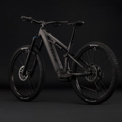 Schwarzes Cube E-Bike mit Federung auf dunklem Hintergrund. Schwarzes Cube E-Bike mit Federung auf dunklem Hintergrund.