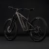Schwarzes Cube E-Bike mit Federung auf dunklem Hintergrund.
