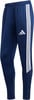 Eine dunkelblaue Adidas Sporthose mit weißen Streifen an der Seite.