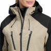 Damenjacke mit Kapuze, kontrastierenden schwarzen Ärmeln und beige Körper.