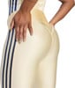 Detail einer weiblichen Hand auf hellgelber Leggings mit dunkelblauen Streifen.