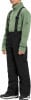 Junge in grünem Fleece-Pullover und schwarzer Skihose mit Hosenträgern.