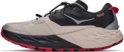 Herren-Laufschuh von Hoka mit schwarzem Obermaterial, beigen Akzenten und roter Sohle. Herren-Laufschuh von Hoka mit schwarzem Obermaterial, beigen Akzenten und roter Sohle.