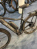 Detail eines Centurion E-Bikes mit Bosch-Akku und Antrieb auf blauem Teppich.