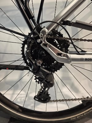 Detail eines Fahrrad-Schaltwerks Shimano CUES mit Kassette und Kette. Detail eines Fahrrad-Schaltwerks Shimano CUES mit Kassette und Kette.