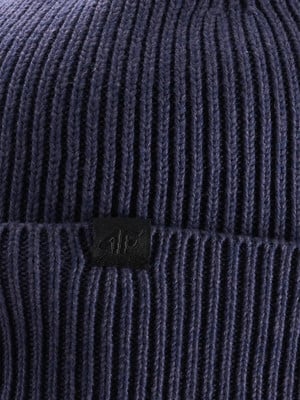 Dunkelblaue Rippstrickmütze mit schwarzem Logo-Patch. Dunkelblaue Rippstrickmütze mit schwarzem Logo-Patch.