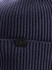 Dunkelblaue Rippstrickmütze mit schwarzem Logo-Patch.