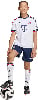 Fußballer in weißem Trikot mit blauem Logo und dunkelblauen Shorts.